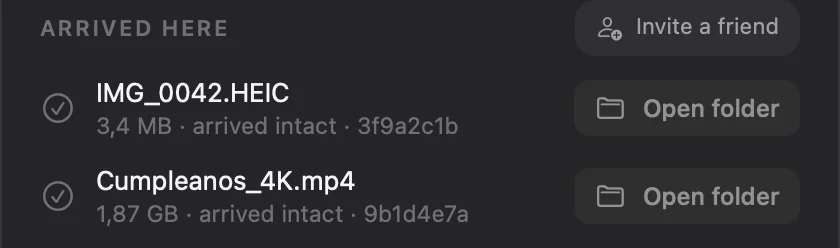 App de ZiggSend en la Mac, lista de recibidos: IMG_0042.HEIC, 3,4 MB, llegó intacto, y un video 4K de 1,87 GB, llegó intacto, cada uno con el inicio de su huella digital